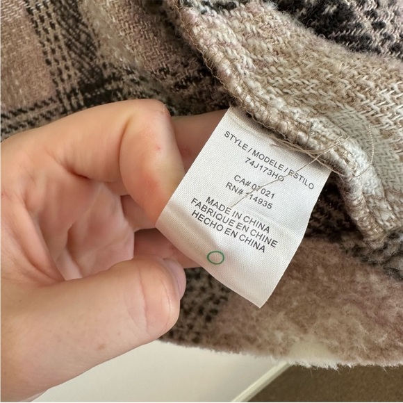 Evereve Polly Plaid Teddy Jacket in Black, Pink  and Cream.  Size Small - Picture 5 of 6